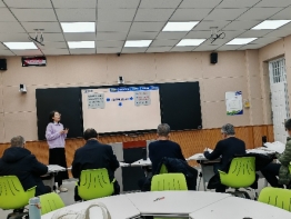 图片包含 室内, 桌子, 绿色, 行李

AI 生成的内容可能不正确。